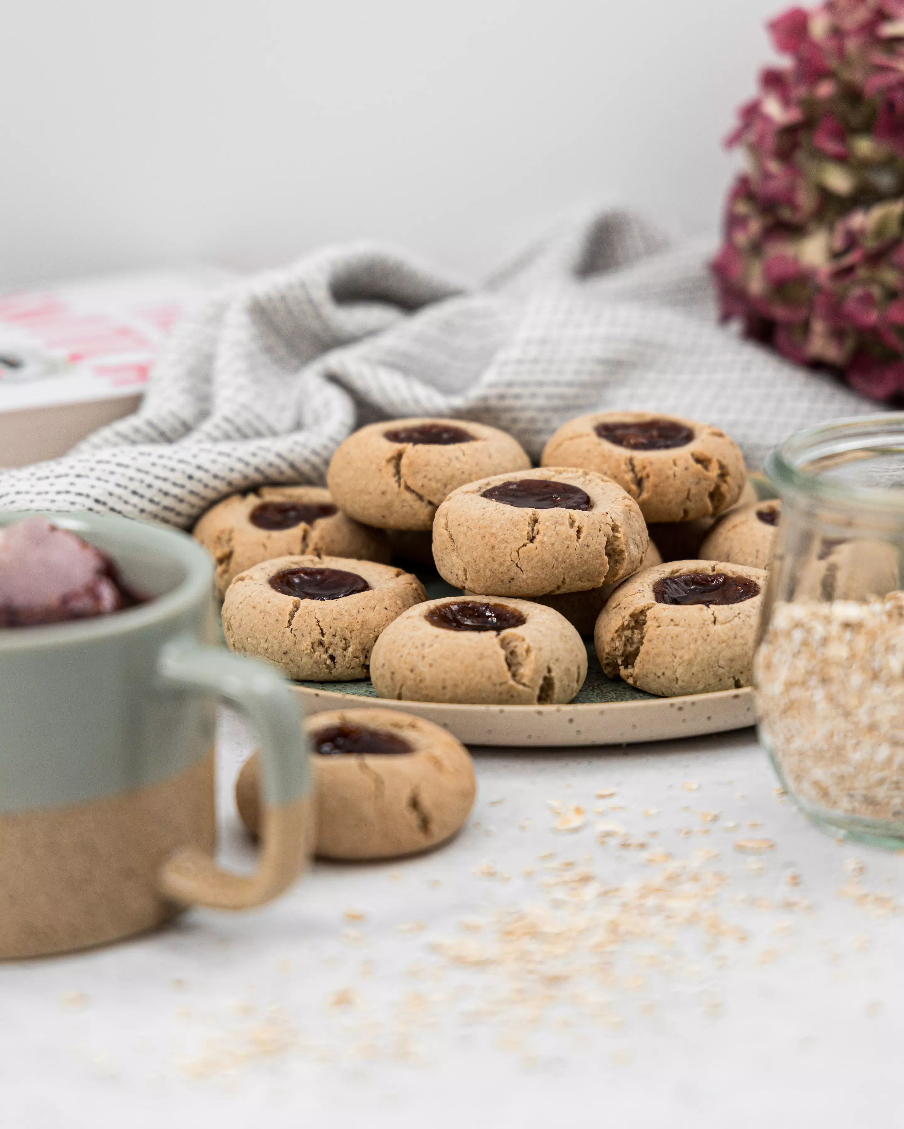 Biscuiți de ovăz cu gem de căpșuni