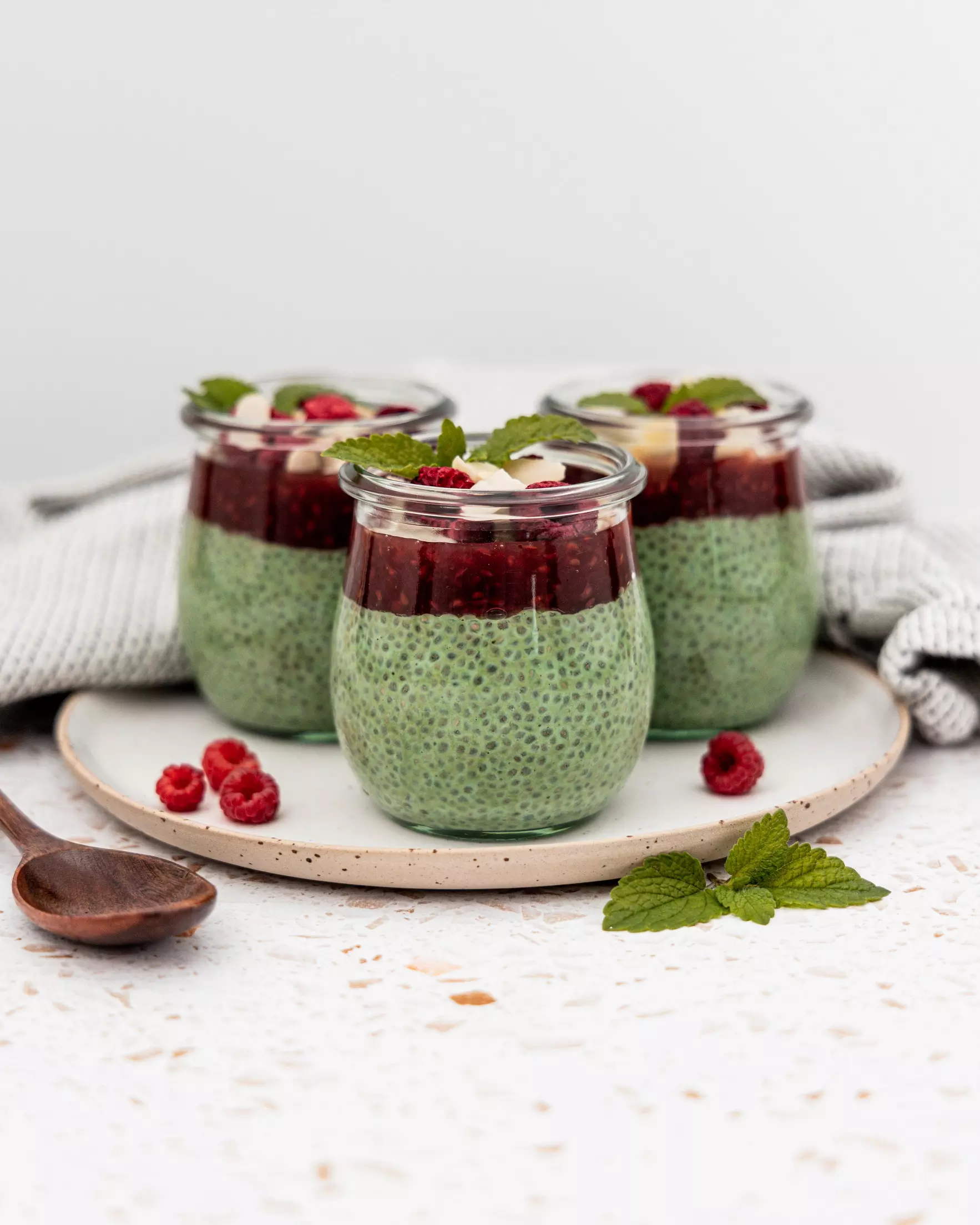 Budincă vegană de chia cu matcha și zmeură