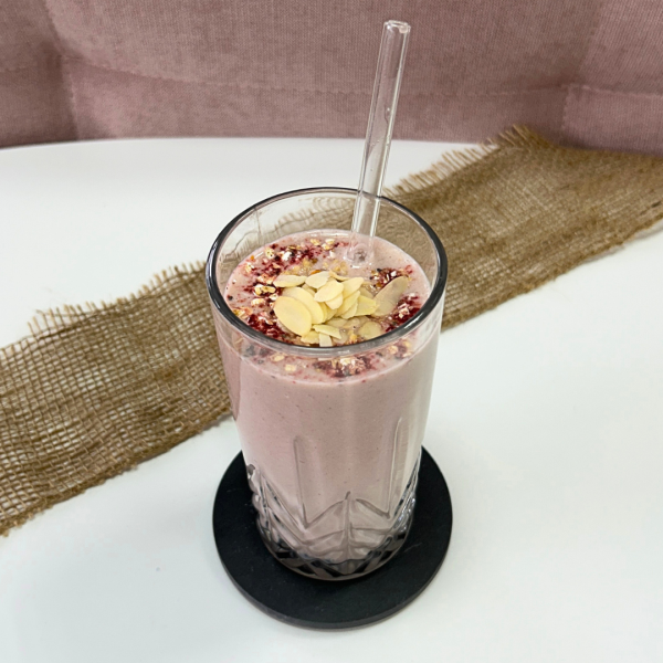 Smoothie cremos cu căpșuni și banane