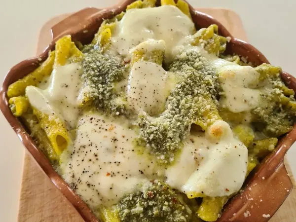 Paste gratinate cu busuioc și mozzarella