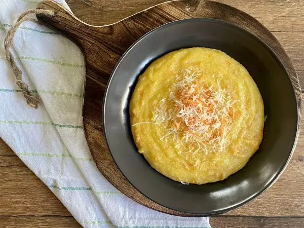 Mămăligă cu morcov și parmezan