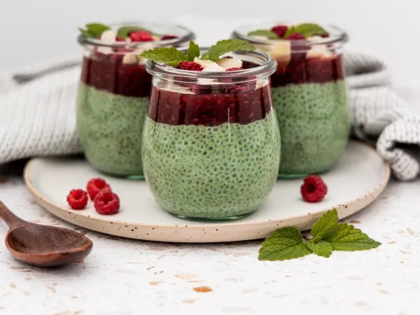 Budincă vegană de chia cu matcha și zmeură