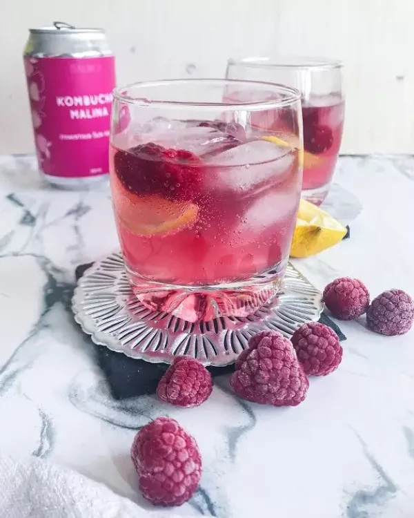 Rețetă de gin roz cu kombucha
